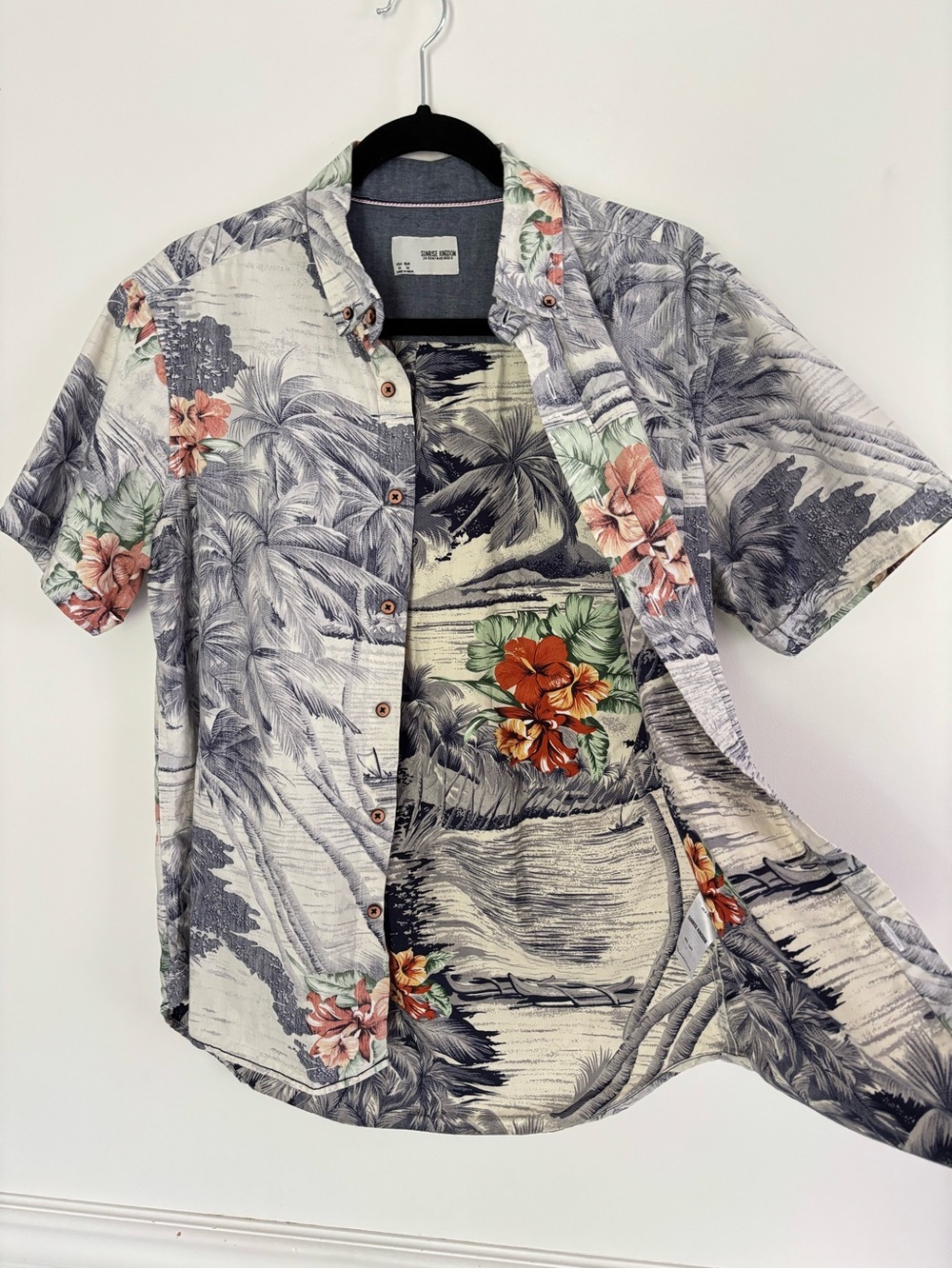 Sunrise Kingdom Men’s Reversed Print Hawaiian Button Shirt Medium Tropical Beach